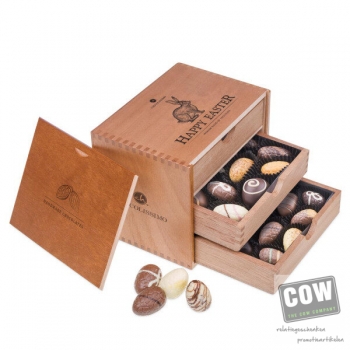 Afbeelding van relatiegeschenk:Egg Grande - Chocolade paaseitjes Houten kistje met chocolade paaseitjes